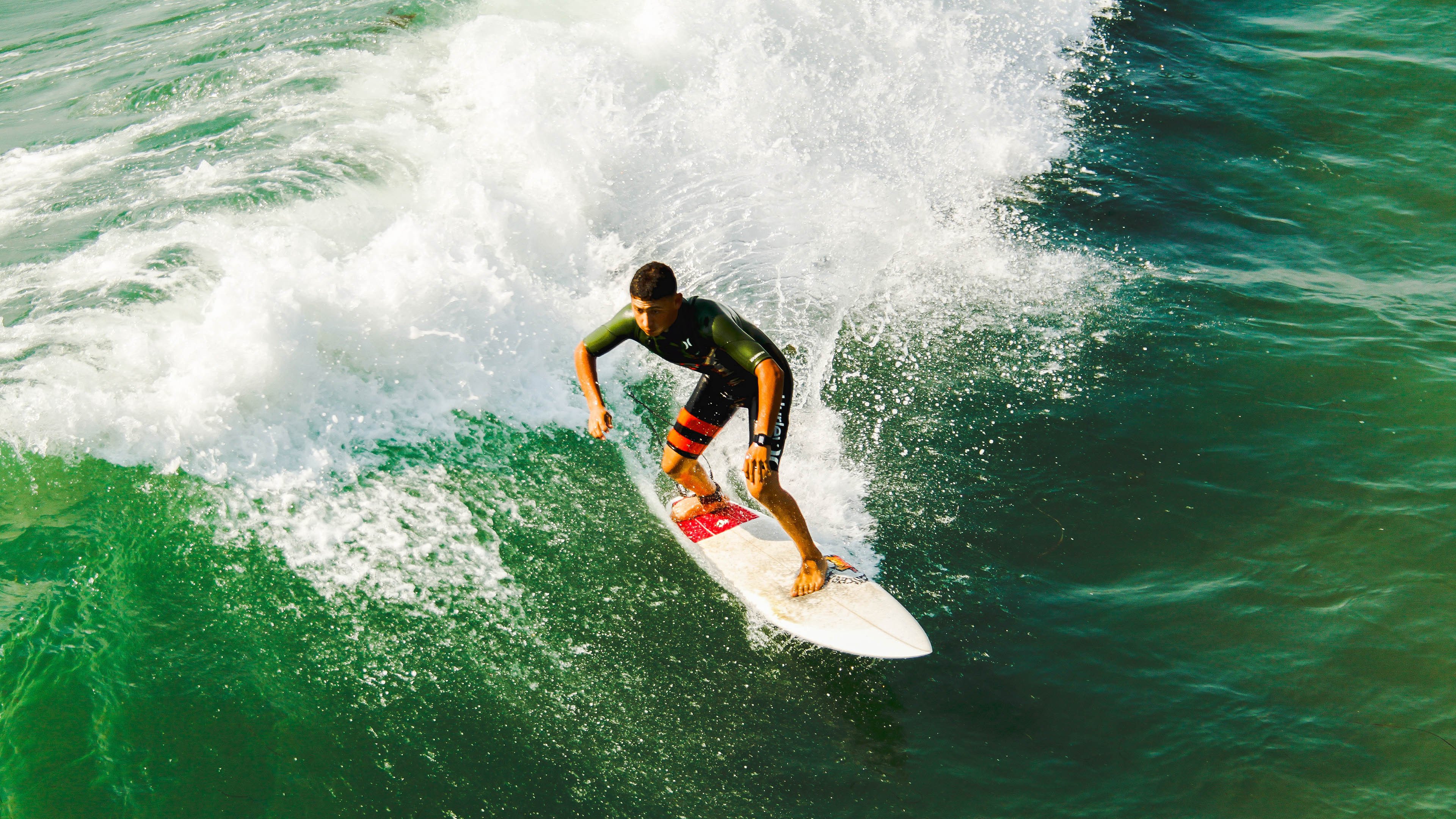 季后赛“绝地反击”：库里在落后30分的情况下用远投连续得分，奇迹般逆转成功